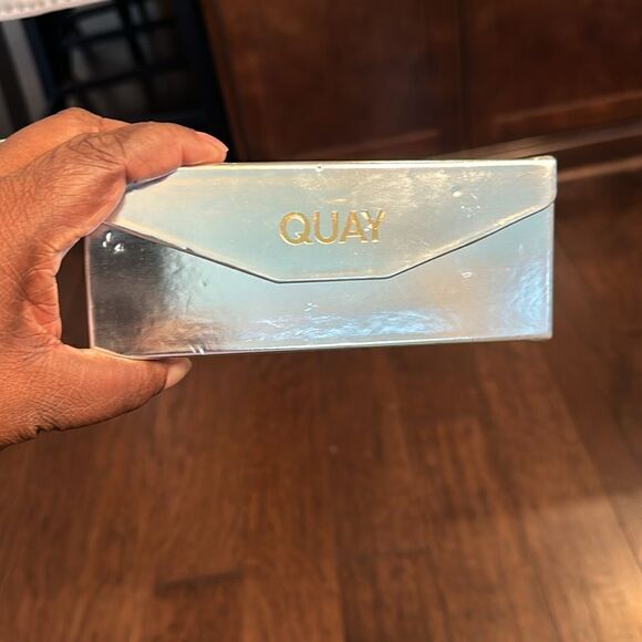 Quay Australia Black Sunglasses W/Hard Case - Picture 5 of 6